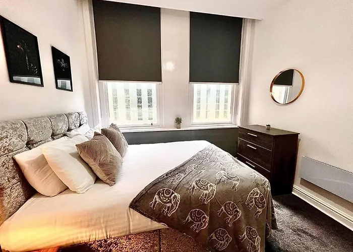 Modern Central 5 Bed Apartment