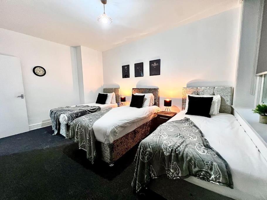 Modern Central 5 Bed Apartment *