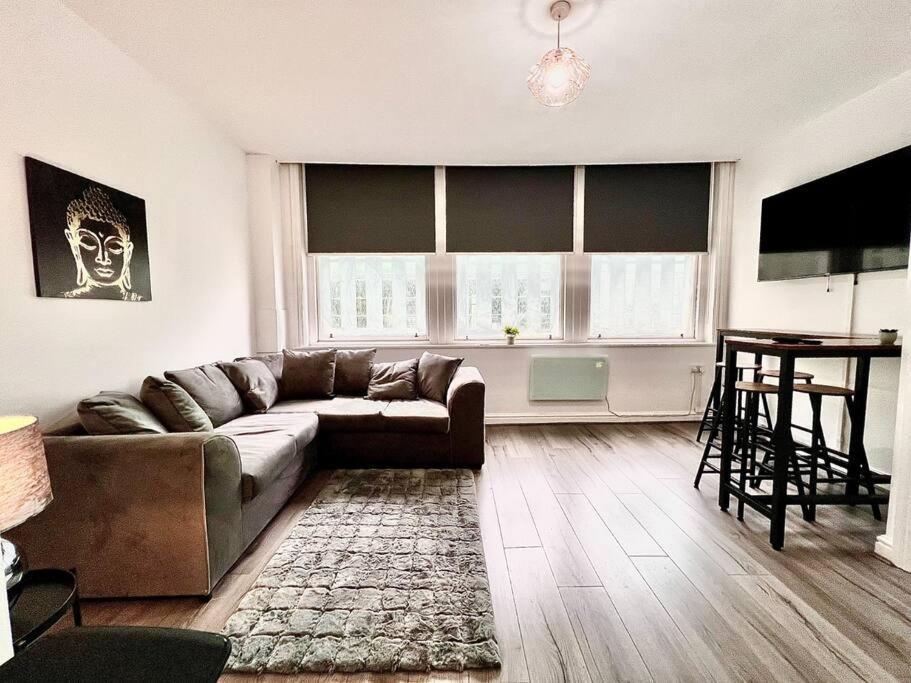 Modern Central 5 Bed *